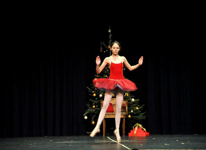 Ballerina im roten Kleid, Ballett-Nussknacker