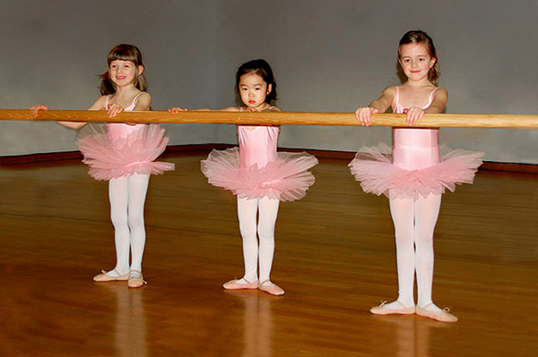 Drei Ballerinas im Rosa Kleider